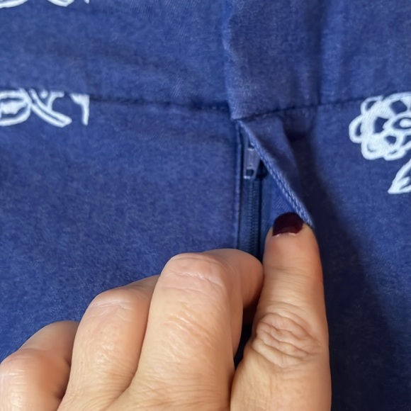 OLD NAVY Denim Blue/White Floral Pattern Mid Rise Pixie Pants, Size 6, EUC. - Picture 5 of 7